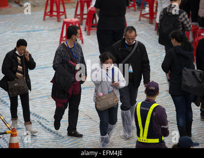 Taipei. 7 Février, 2015. Les proches des passagers manquant sont vus à la rescousse site dans Taipei. Les sauveteurs le samedi matin à récupérer 3 plus d'organes, tout en relevant le nombre de décès attribuables à l'TransAsia Airways crash d'avion à 38. Cinq passagers sont toujours portés disparus. Credit : Jin Liwang/Xinhua/Alamy Live News Banque D'Images