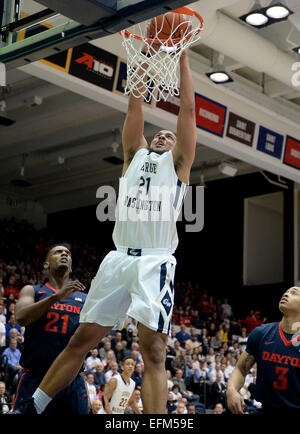 Washington, DC, USA. Feb 6, 2015. 20150206 - George Washington de l'avant Kevin Larsen (21), du Danemark, de marque contre Dayton de la seconde moitié d'un match de basket-ball NCAA au Smith Center à Washington. GWU défait Dayton en heures supplémentaires, 65-64. © Chuck Myers/ZUMA/Alamy Fil Live News Banque D'Images