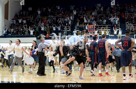 Washington, DC, USA. Feb 6, 2015. 20150206 - George Washington tempête étudiants la parole, ainsi que les joueurs de Dayton, après la victoire sur 65-64 GWU Dayton en heures supplémentaires à la Smith Center à Washington. © Chuck Myers/ZUMA/Alamy Fil Live News Banque D'Images
