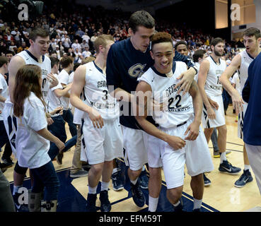 Washington, DC, USA. Feb 6, 2015. 20150206 - George Washington guard Joe McDonald (22) célèbre avec ses coéquipiers après une victoire 65-64 contre les heures supplémentaires à la Dayton Smith Center à Washington. © Chuck Myers/ZUMA/Alamy Fil Live News Banque D'Images