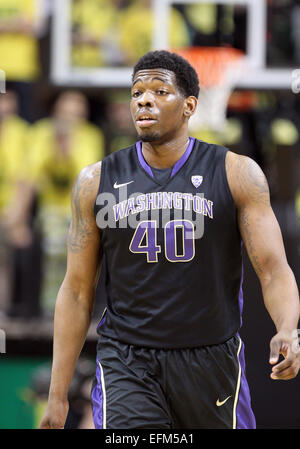 Février 04, 2015 : Washington Huskies avant Shawn Kemp Jr (40) promenades retour à l'audience d'une faute contre l'Oregon Ducks au cours de la jeu de basket-ball de NCAA à Matthew Knight Arena, Eugene, OR Banque D'Images