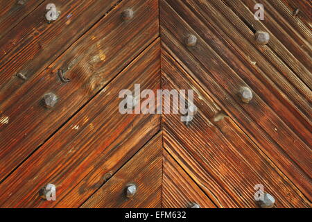 Motif intéressant sur bois porte de l'église traditionnelle roumaine Banque D'Images