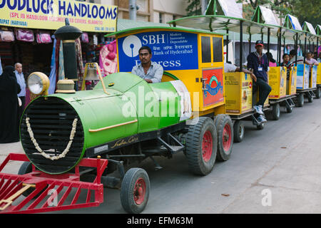 Toy train à Numaish, une exposition industrielle à Hyderabad, Inde Banque D'Images