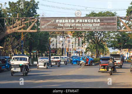 Puerto Princesa, 20 Janvier 2015 : rue encombrée de nombreux tricycles, très commun dans les Philippines Banque D'Images