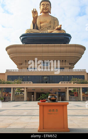 Kaohsiung, Taiwan - Décembre 15,2014 : bouddha géant et de l'encens à la Fo Guang Shan de Taiwan, Kaohiung Banque D'Images