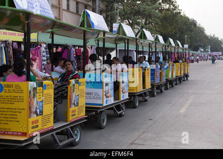 Toy train à Numaish, une exposition industrielle à Hyderabad, Inde Banque D'Images