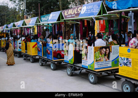 Toy train à Numaish, une exposition industrielle à Hyderabad, Inde Banque D'Images