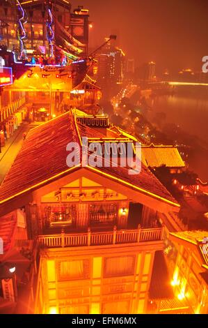 Chongqing, Chine à Hongyadong Bâtiments à flanc de la nuit Banque D'Images