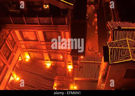 Chongqing, Chine à Hongyadong Bâtiments à flanc de la nuit Banque D'Images