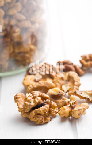 Noix décortiquées sur tableau blanc Banque D'Images