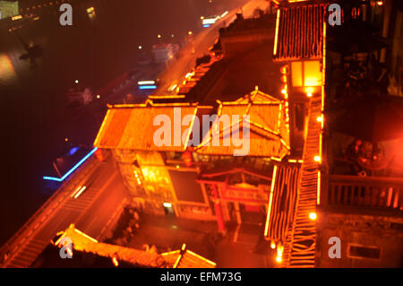 Chongqing, Chine à Hongyadong Bâtiments à flanc de la nuit Banque D'Images