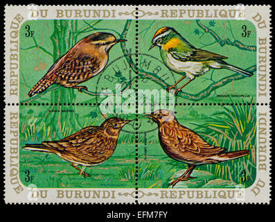 BURUNDI - VERS 1970 : une série de quatre timbres imprimé au Burundi, montre un Troglodyte mignon oiseaux communs, Firecrest, Alouette des champs, Banque D'Images