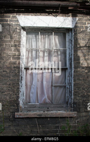 Fenêtre à guillotine blanche altérée sur un chalet abandonné sur Orchard Street, Cambridge, Angleterre, Royaume-Uni Banque D'Images
