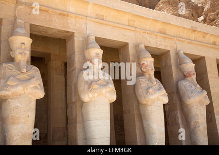 Des statues d'Hatshepsout à Deir-el-Bahri à Louxor, Vallée des Rois. Banque D'Images