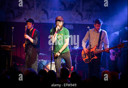 Le groupe pop rock Phantom Band en concert à l'Institut des sourds, Manchester, Royaume-Uni, le 6 février, 2015. La façade par chanteur Rick Anthony. Banque D'Images