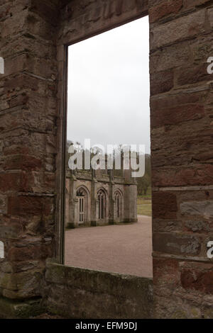 La vue depuis une fenêtre dans les ruines du château de Lowther Banque D'Images