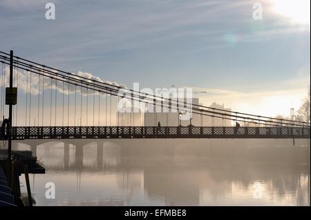 Glasgow, Ecosse, Royaume-Uni. 7 Février, 2015. Météo France. scènes à l'atmosphère de la rue Portland du Sud comme le pont suspendu de la rivière Clyde à Glasgow est enveloppé dans le brouillard Crédit : Tony Clerkson/Alamy Live News Banque D'Images