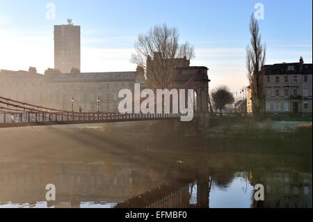 Glasgow, Ecosse, Royaume-Uni. 7 Février, 2015. Météo France. scènes à l'atmosphère de la rue Portland du Sud comme le pont suspendu de la rivière Clyde à Glasgow est enveloppé dans le brouillard Crédit : Tony Clerkson/Alamy Live News Banque D'Images