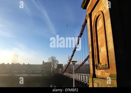 Glasgow, Ecosse, Royaume-Uni. 7 Février, 2015. Météo France. scènes à l'atmosphère de la rue Portland du Sud comme le pont suspendu de la rivière Clyde à Glasgow est enveloppé dans le brouillard Crédit : Tony Clerkson/Alamy Live News Banque D'Images