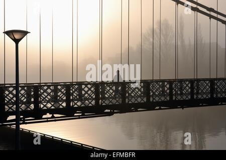 Glasgow, Ecosse, Royaume-Uni. 7 Février, 2015. Météo France. scènes à l'atmosphère de la rue Portland du Sud comme le pont suspendu de la rivière Clyde à Glasgow est enveloppé dans le brouillard Crédit : Tony Clerkson/Alamy Live News Banque D'Images