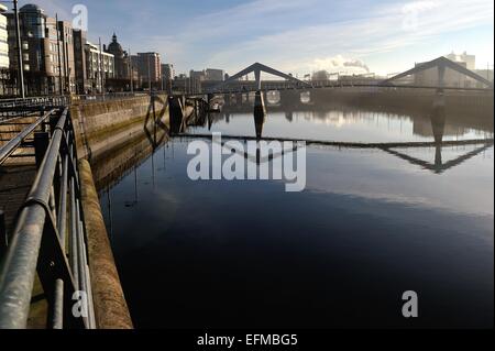 Glasgow, Ecosse, Royaume-Uni. 7 Février, 2015. Météo britannique. Glasgow et la Clyde émerger de l'épais brouillard qui avait entouré la ville Crédit : Tony Clerkson/Alamy Live News Banque D'Images