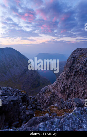 Quelques belles couleurs après le coucher du soleil a fait place à l'heure bleue de Torridon. Lochan Coire Mhic Fhearchair Beinn Eighe ci-dessous Banque D'Images