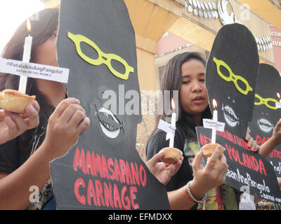 Les protestataires philippins tenir cupcakes avec des bougies et des découpes d'ombre du Président Benigno Aquino III près du palais présidentiel Malacanang, un jour avant son 55e anniversaire. © Richard James Mendoza/Pacific Press/Alamy Live News Banque D'Images