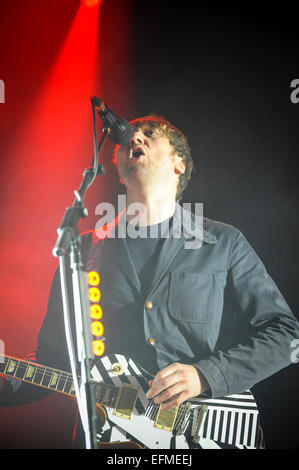 Wolverhampton, Royaume-Uni. 6 Février, 2015. Le Kaiser Chiefs live au Salle municipale de Wolverhampton, Ricky Wilson effectue et est en feu. Andrew 'Whitey' White ajoute la guitare et choeurs Crédit : Malcolm Brice/Alamy Live News Banque D'Images