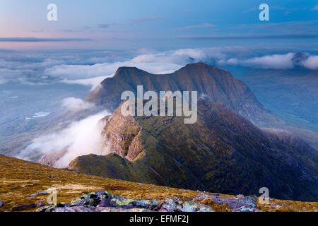 Les randonneurs sont gâtés par le choix à Torridon. Dans cette photo, les cornes de la tour Beinn Alligin du glen, vu de Sgur Mhor Banque D'Images
