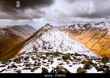 Buachaille Etive vue depuis le Beag au début du printemps. Le Bidean Nam Bian (aka les Trois Soeurs) peut être vu sur la droite tout en Banque D'Images