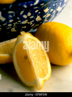 Tranches de citron frais SUR FOND DE MARBRE CITRONS Banque D'Images