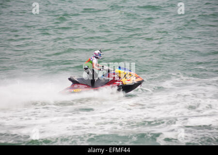 Course de jetski prenant part à la race à la plage de Bournemouth en Juin Banque D'Images