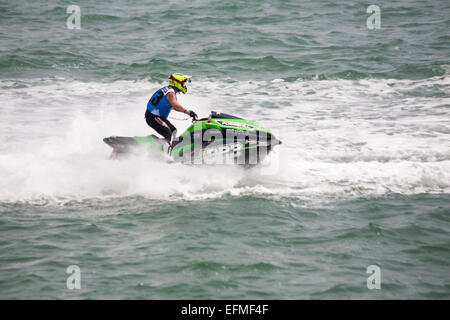 Course de jetski prenant part à la race à la plage de Bournemouth en Juin Banque D'Images