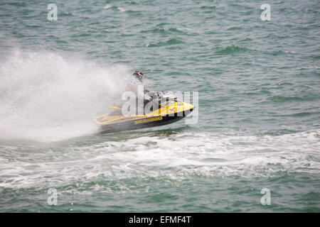 Course de jetski prenant part à la race à la plage de Bournemouth en Juin Banque D'Images