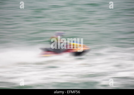 Résumé de course de jetski prenant part à la race à la plage de Bournemouth en Juin Banque D'Images