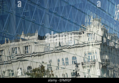 Réflexions en verre en place principale de Budapest, Hongrie Banque D'Images