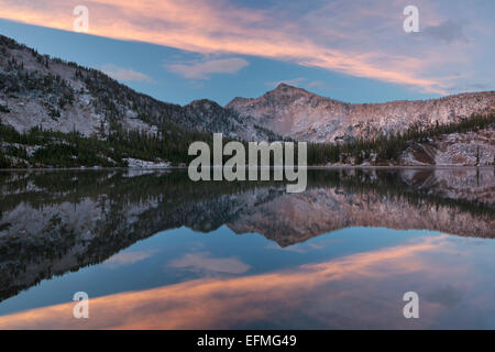 Lever du soleil sur les Glens Pic à Edna Lake dans le désert de scie de l'Idaho à l'automne. USA Banque D'Images