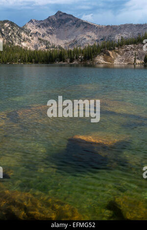 Edna Lake et Glens pic dans la nature sauvage de scie de l'Idaho à l'automne. USA Banque D'Images