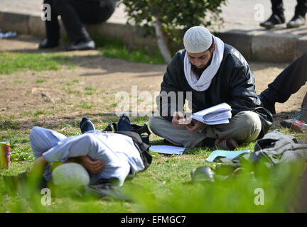 Le Caire, Égypte. 7 Février, 2015. Un étudiant égyptien des études à l'Université du Caire au cours de la première journée de la deuxième période de l'année scolaire 2014-2015 le 7 février 2015. En raison de l'escalade de protestation des étudiants dans le campus de plusieurs universités à la suite de la destitution du Président Mohamed Morsi en juillet 2013, le ministère de l'Éducation a confié à une société privée de sécurité pour sécuriser les portes de 15 universités à travers le pays, y compris le campus de l'Université Al-Azhar © Amr Sayed/APA/Images/fil ZUMA Alamy Live News Banque D'Images