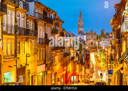 Porto, Portugal cityscape vers l'Église des clercs. Banque D'Images