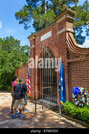 Les touristes devant la tombe de George Washington et son épouse Martha, Mount Vernon, comté de Fairfax, Virginie, USA Banque D'Images