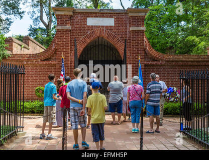 Les touristes devant la tombe de George Washington et son épouse Martha, Mount Vernon, comté de Fairfax, Virginie, USA Banque D'Images