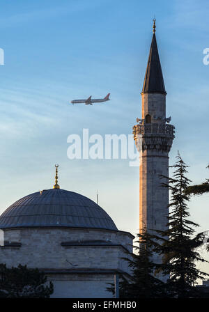 Turkish Airlines vol au dessus de la mosquée Firuz Aga, l'Hippodrome, le centre de Sultanahmet, Istanbul, Turquie. Banque D'Images