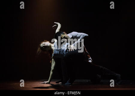 Londres, Royaume-Uni. 5 Février, 2015 Danseurs Peter Chu et Anne Plamondon effectuez une Pitcure de vous tomber par la chorégraphe Crystal Pite comme faisant partie des associés au Sadler's Wells Theatre. Credit : Danilo Moroni/Alamy Live News Banque D'Images