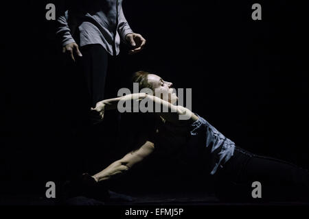 Londres, Royaume-Uni. 5 Février, 2015 Danseurs Peter Chu et Anne Plamondon effectuez une Pitcure de vous tomber par la chorégraphe Crystal Pite comme faisant partie des associés au Sadler's Wells Theatre. Credit : Danilo Moroni/Alamy Live News Banque D'Images