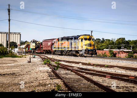 Electro-Motive BNSF GP39-2 # 2849 à Santa Fe bonnet jaune livery mène GP38-2 # 2004 dans la livrée de citrouille, Springfield, Missouri Banque D'Images