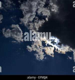 Bien caché derrière les nuages Banque D'Images