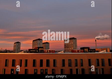 Glasgow, Ecosse, Royaume-Uni. 7 Février, 2015. Météo britannique. Magnifique coucher de soleil sur la Gorbals, Glasgow Crédit : Tony Clerkson/Alamy Live News Banque D'Images