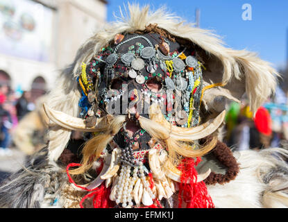 Participant est participant au Festival International des Jeux de mascarade Surva. Le festival promeut des variations d'ancien Banque D'Images