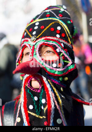 Pernik, Bulgarie - 31 janvier 2015 : les participants participent au Festival International des Jeux de mascarade Surva. L Banque D'Images